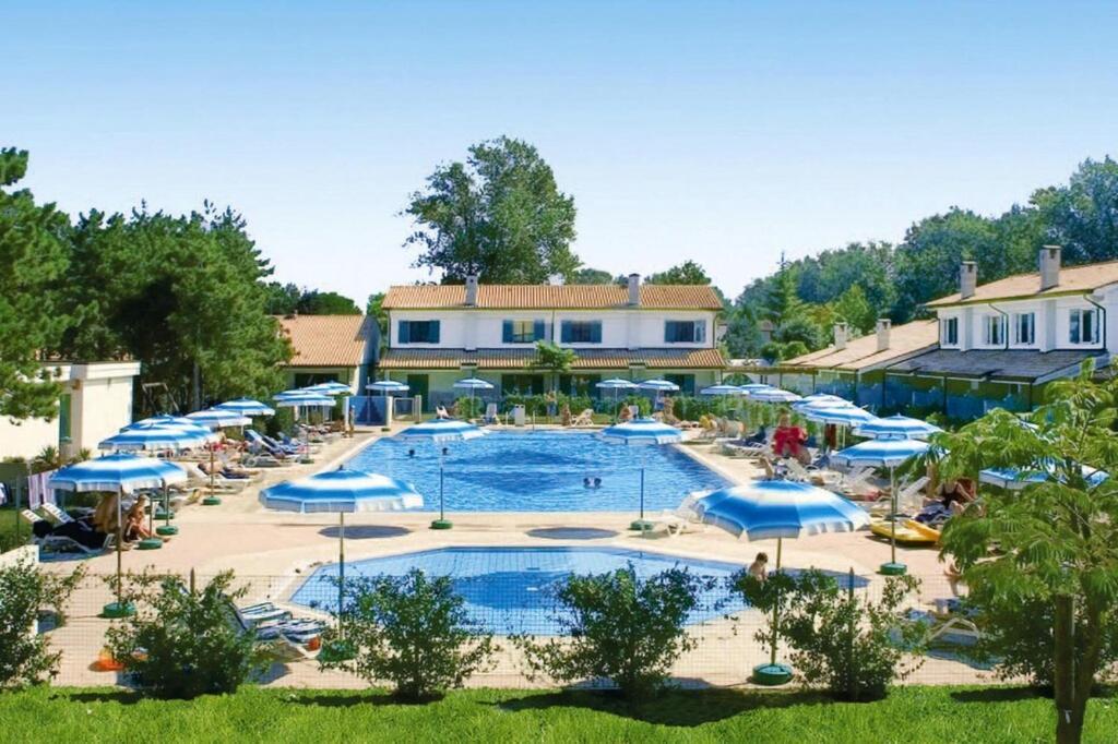 Terraced House In The Ca' Del Pino Holiday Complex With Communal Pool In 비비오네 외부 사진