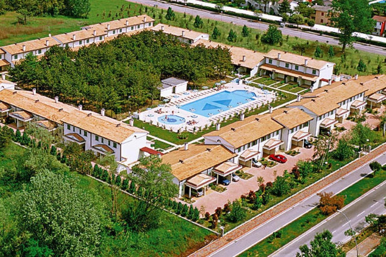Terraced House In The Ca' Del Pino Holiday Complex With Communal Pool In 비비오네 외부 사진